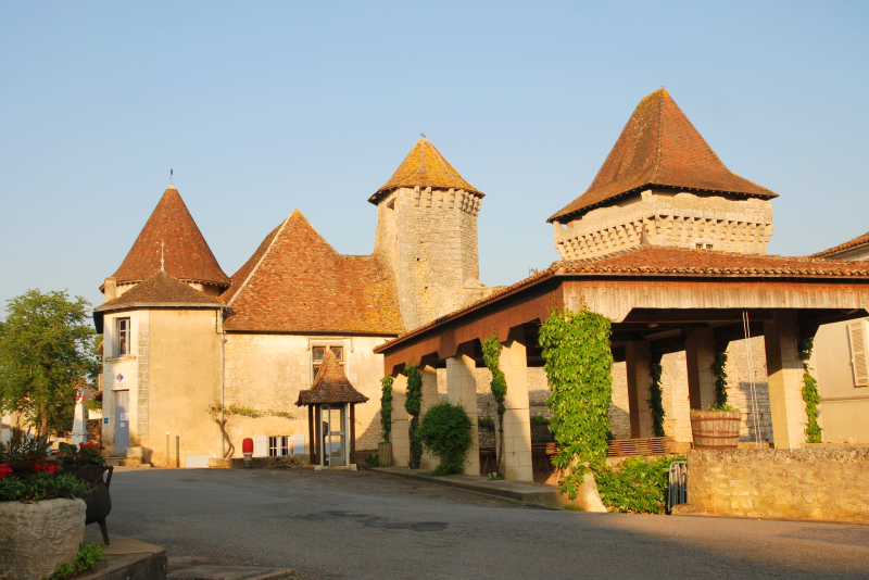 https://cdt64.media.tourinsoft.eu/upload/Chateau-de-Varaignes.png