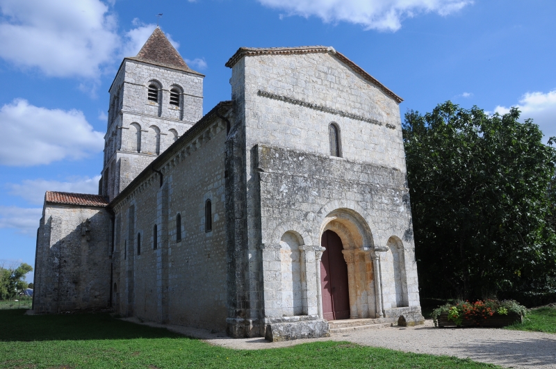 https://cdt64.media.tourinsoft.eu/upload/Eglise-La-Chapelle-St-Robert.jpg