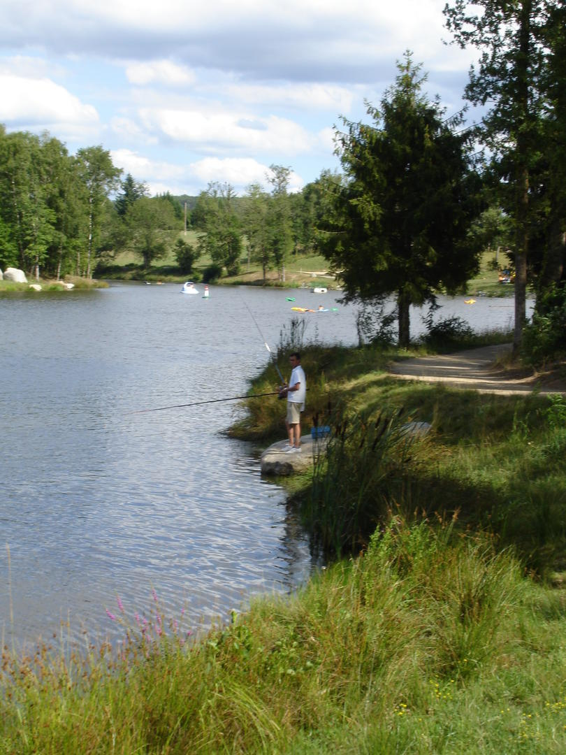 https://cdt64.media.tourinsoft.eu/upload/Etang-des-Nouailles.jpg