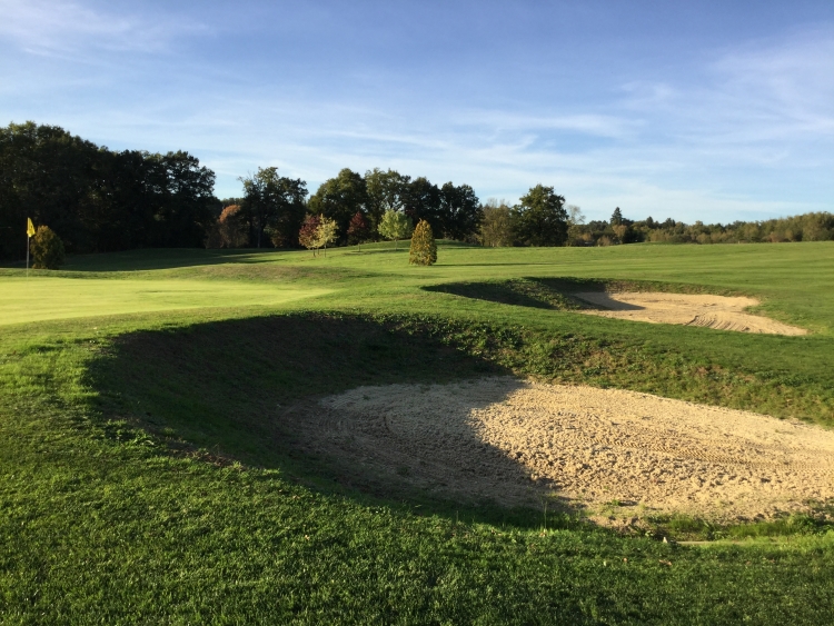 https://cdt40.media.tourinsoft.eu/upload/4-GolfduGenet-Trou-n-9.jpg