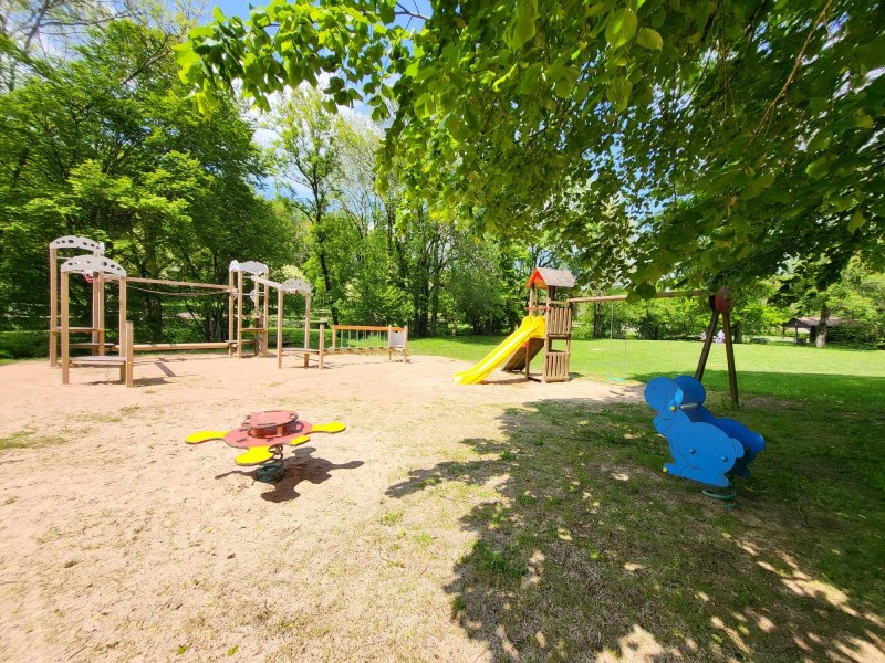 https://cdt40.media.tourinsoft.eu/upload/Busserolles---Jeux-enfants-2.jpg