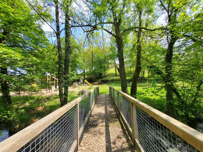 https://cdt40.media.tourinsoft.eu/upload/Busserolles---Passerelle-1.jpg