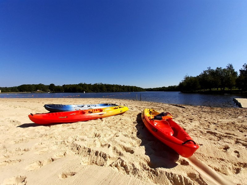 https://cdt40.media.tourinsoft.eu/upload/Grand-Etang-St-Estephe-canoes.jpg