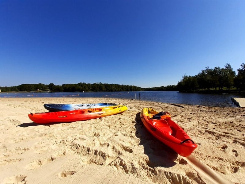 https://cdt24.media.tourinsoft.eu/upload/Grand-Etang-St-Estephe-canoes.jpg