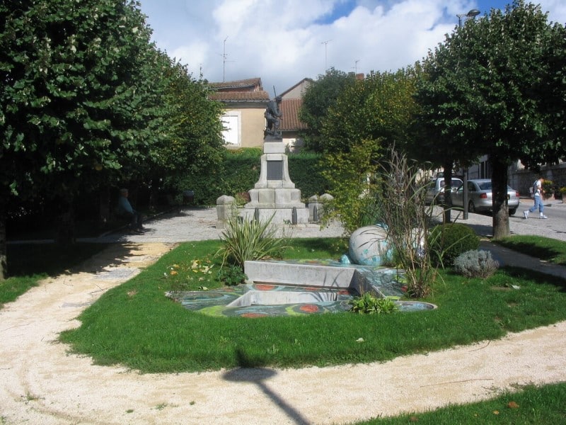 https://cdt24.media.tourinsoft.eu/upload/place-des-Mobiles-2-2.jpg